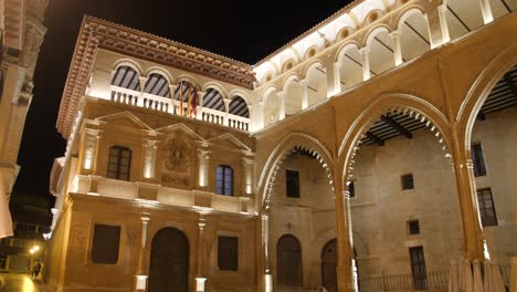 Luces-Brillantes-Iluminadas-En-Los-Edificios-De-La-Plaza-España-En-Alcaniz,-Aragón,-España