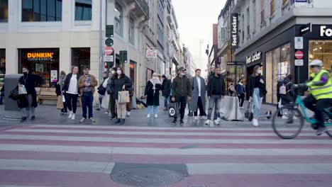 Grupo-Multiétnico-Espera-Y-Cruza-La-Calle-En-El-Paso-De-Peatones-En-Rue-Neuve