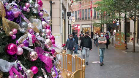 La-Gente-Toma-Fotos-De-Un-árbol-De-Navidad-Decorado-Con-Diferentes-Adornos-Brillantes,-Como-Bolas-De-Colores-Y-Lazos-En-Hong-Kong