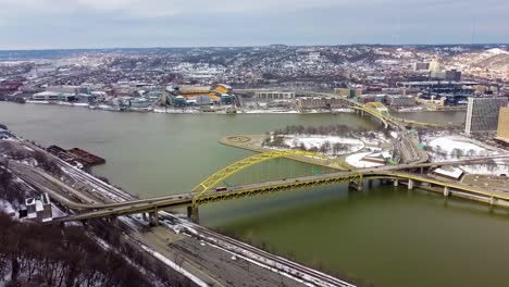 Vista-Aérea-Del-Puente-Fort-Pitt-Con-El-Parque-Estatal-Point,-Tres-Ríos-Y-El-Campo-Heinz-En-El-Fondo