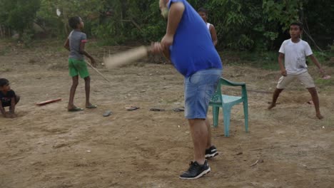 Hombre-Jugando-Gudu-Con-Niños-Locales,-Weligama,-Sri-Lanka