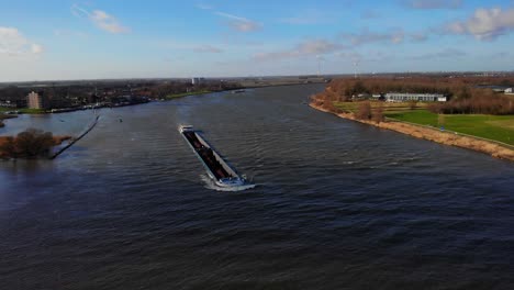 Luftaufnahme-über-Der-Alten-Maas-Mit-Einem-Sjouwer-Frachtschiff,-Das-Durch-Zwijndrecht-Navigiert