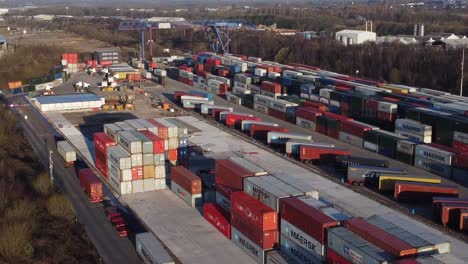 Elevador-De-Grúa-De-Contenedores-De-Envío-Descarga-De-Carga-Pesada-Contenedores-De-Cajas-De-Exportación-En-El-Astillero-Aéreo-Amplio-Tiro-Ascendente-Panorámico-A-La-Derecha