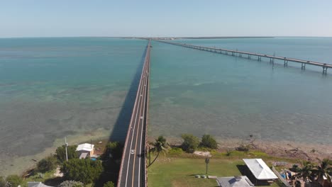 Viejo-Puente-De-Siete-Millas-Reabierto-Para-Caminar-Andar-En-Bicicleta-Ejercicio-Cayos-De-Florida-Tropical-Destino-De-Vacaciones-Viajes-Turismo-Azul-Agua-Cielo-Perfecto-Aéreo-Drone-Camionaje