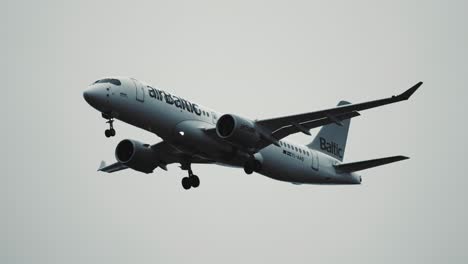 Un-Avión-De-Pasajeros-Contra-El-Cielo-Gris-Pálido