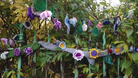 Nahaufnahme-Gestrickter-Blumen-An-Einem-Grünen-Parktor