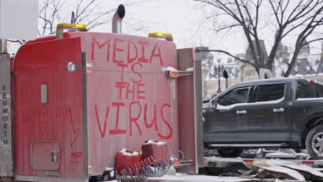 Camión-En-El-Centro-De-Ottawa-Ontario-Canadá-Con-Los-Medios-Es-El-Virus-Camionero-Protesta-Libertad-Convoy-2022-Covid-19-Anti-vax-Mandatos-Anti-máscara-Invierno