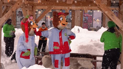 Personajes-De-Mikkel-Y-Mikkeline-Del-Parque-Temático-Mikkelparken-Bailando-En-El-Pueblo-De-Montaña-De-Myrkdalen---Entretenimiento-Para-Niños---Portátil-Estático