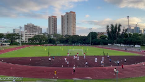 Gruppe-Von-Leuten,-Die-Tai-Chi-Im-Toa-Payoh-Stadion-In-Singapur-Machen