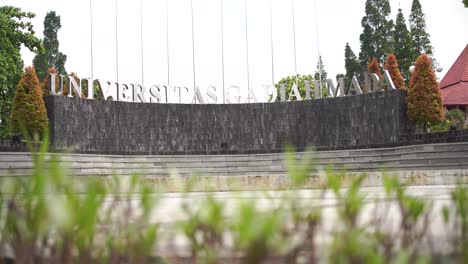 La-Puerta-Principal-De-La-Universidad-Gadjah-Mada-Ubicada-En-La-Ciudad-De-Sleman,-Que-Son-Los-3-Mejores-Campus-De-Indonesia-Y-El-Campus-Soñado-Para-Los-Estudiantes