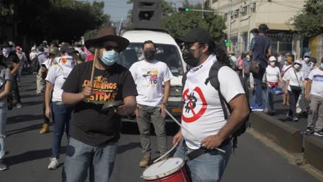 Músicos-Tocan-Durante-Una-Protesta-Contra-Las-Políticas-Del-Actual-Presidente-Nayib-Bukele---Cámara-Lenta