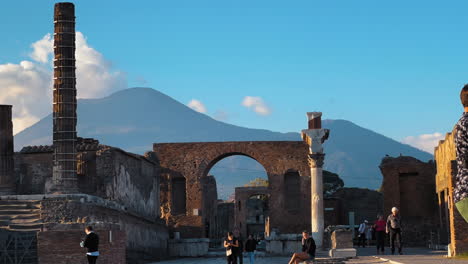 Tiro-De-Lapso-De-Tiempo-De-Turista-Visitando-El-Antiguo-Sitio-Arqueológico-En-Pompeya-Y-Nubes-Que-Cubren-El-Monte-Vesubio