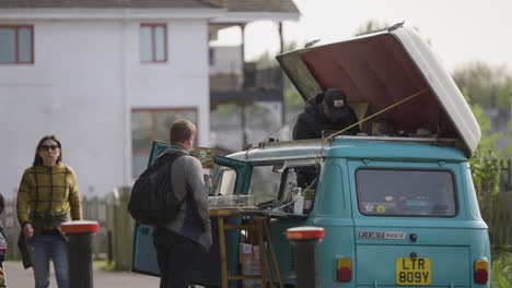 Vintage-Streetfood-Van-Mit-Offenem-Dach,-Während-Person-Einen-Snack-Kauft