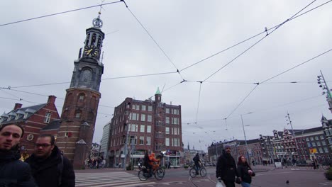 Torre-Del-Reloj-Muntentoren-En-El-Centro-De-Amasterdam,-Holanda,-Calle-Muntplein,-Tiro-Ancho-4k