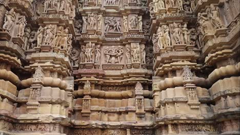 Esculturas-De-Piedra-Con-Posiciones-Sexuales-Para-La-Educación-En-El-Templo-De-Khajuraho,-Sitio-Del-Patrimonio-Mundial-De-La-Unseco