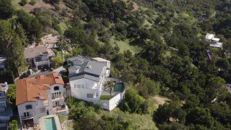 Toma-Aérea-De-Una-Mansión-Blanca-En-La-Ladera-De-Una-Colina-En-Sherman-Oaks-California