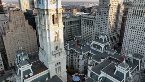 Antena-Ascendente-Del-Ayuntamiento-De-Filadelfia-Revela-Edificios-De-Oficinas-Rascacielos-Del-Centro