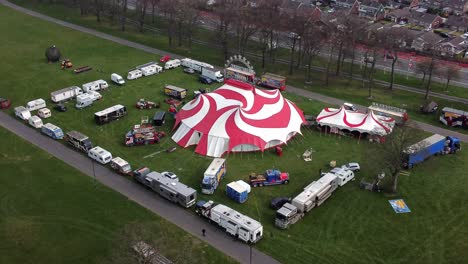 Planet-Zirkus-Draufgänger-Unterhaltung-Bunter-Wirbel-Zelt-Und-Wohnwagenanhänger-Ring-Luftaufnahme-Schnelleres-Heranzoomen