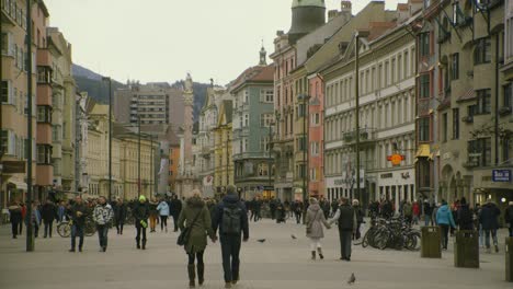 Los-Peatones-Disfrutan-De-La-Concurrida-Plaza-De-La-Ciudad-De-Innsbruck-Con-Coloridos-Edificios