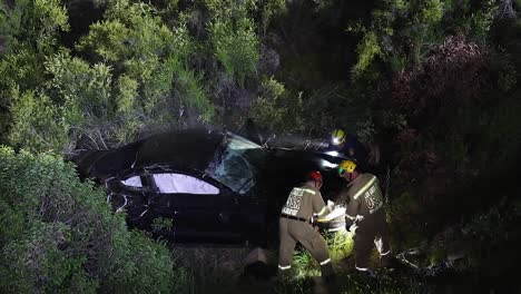 El-Equipo-De-Rescate-Del-Departamento-De-Bomberos-Busca-Sobrevivientes-En-La-Escena-De-Un-Accidente-Automovilístico