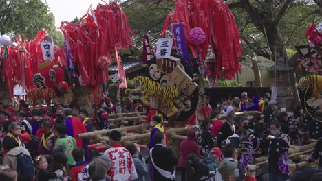 Japanische-Stadtbewohner-Nehmen-Am-Sagicho-Matsuri-Jahr-Des-Tigers-Teil