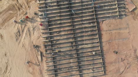 Blick-Aus-Der-Luft-Auf-Den-Stahlgitterrahmen-Am-Strand-Auf-Die-Arbeiter-Daneben-In-Gadani-In-Pakistan