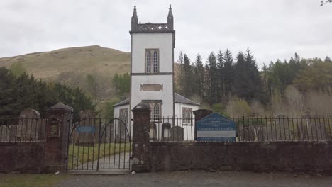 Una-Vista-Amplia-De-La-Iglesia-De-Kilmorich,-Cairndow