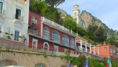 Fachada-Del-Hotel-Belvedere-Y-Tre-Re-En-La-Ladera-De-Marina-Grande-En-La-Costa-De-Capri-En-Italia