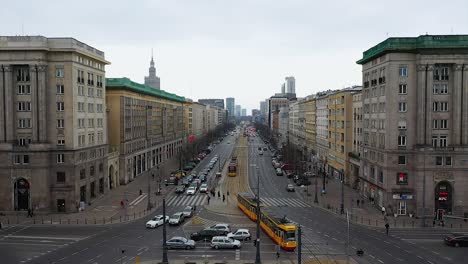 Vista-Aérea-De-Drones-Sobre-Tranvías-Y-Autobuses,-Transporte-Público-En-Varsovia-Nublada,-Polonia