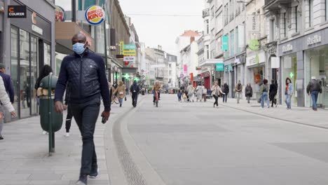 Una-Multitud-Diversa-De-Hombres-Y-Mujeres-En-El-Distrito-Comercial-Matongé-De-Ixelles,-Bruselas,-Bélgica