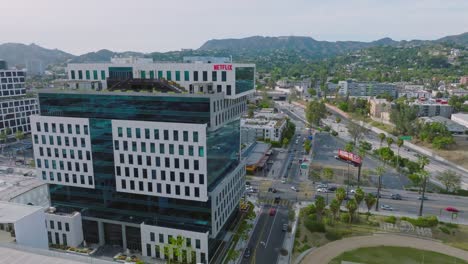 Volando-Hacia-El-Edificio-De-Netflix-En-Los-Ángeles,-La-Sede-De-Hollywood-Vista-Desde-El-Cielo.