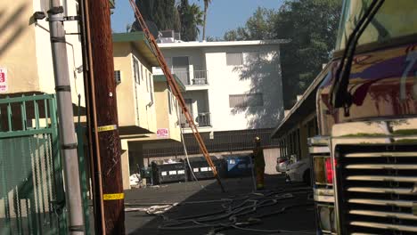 Bomberos-En-La-Escena-Del-Incendio-Del-Apartamento