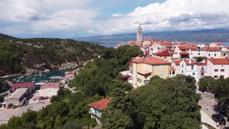 Vrbnik,-Isla-De-Krk,-Croacia---Vista-Aérea-De-Drones-De-La-Pintoresca-Ciudad