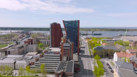 Acercamiento-Aéreo-Al-Edificio-En-Forma-De-Letra-K-De-Rascacielos-En-La-Ciudad-De-Klaipeda