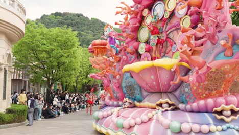 Ein-Bunter-Festwagen-Bei-Einer-Parade-Auf-Der-Hauptstraße-Im-Vergnügungspark-Everland-In-Yongin,-Südkorea