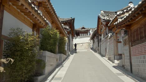 Sonniger-Tag-Im-Dorf-Bukchon-Hanok-In-Seoul,-Südkorea