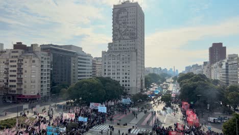 Citizens-protesting-around-Ministerio-de-Desarrollo-Social,-Buenos-Aires