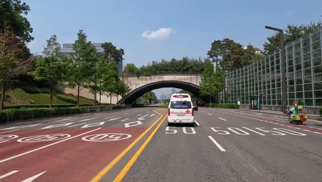 POV-Aus-Einem-Auto,-Das-Hinter-Einem-Krankenwagen-Fährt,-Der-In-Der-Stadt-Seoul,-Südkorea,-Unterwegs-Ist