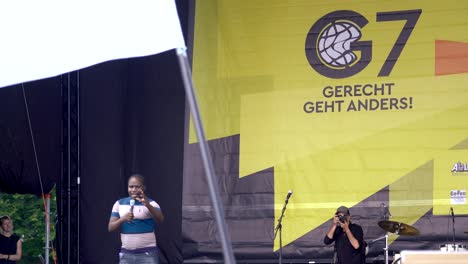 Altavoz-Negro-Africano-Da-Un-Discurso-Sobre-La-Injusticia-Global-Y-Las-Políticas-Equivocadas-De-Las-Potencias-Mundiales-En-Una-Manifestación-De-Protesta-Contra-La-Cumbre-Del-G7-En-Munich