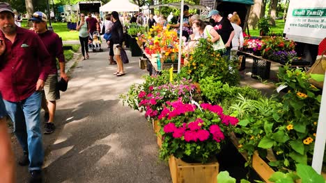 Multitud-Se-Reúne-Para-Comprar-Productos-Agrícolas-En-El-Mercado-De-Agricultores-En-Portland,-Maine