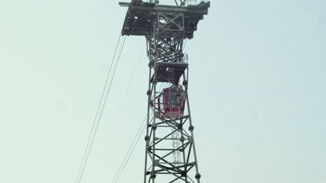 Teleférico-Que-Transporta-Personas-De-Una-Estación-A-Otra-Estación