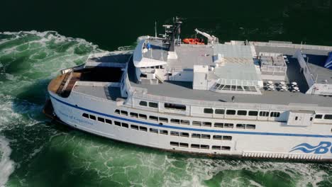 Passenger-And-Vehicle-Ferry-Of-BC-Ferries-Cruising-The-Green-Waters-Within-The-Bounds-Of-Horseshoe-Bay,-BC,-West-Vancouver,-Canada