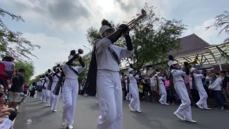 überraschend-Und-Cool-Hielten-Mitglieder-Der-Indonesischen-Luftwaffenakademie-Eine-Marschkapellenparade-Im-Bereich-Der-Malioboro-Street-Ab