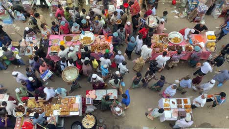 Muchos-Productos-Y-Personas-Diferentes-En-El-Mercado-Local-De-Alimentos-De-Bangladesh,-Vista-Desde-Arriba