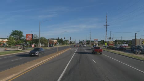 Reisen-In-Glenwood,-Illinois,-Auf-Der-Halsted-St-In-Der-Nähe-Einer-Autowerkstatt