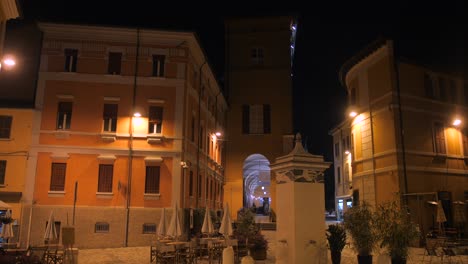 Vista-Cinematográfica-De-La-Arquitectura,-Las-Ventanas,-Los-Edificios-Y-El-Centro-De-La-Ciudad-Famosos-E-Históricos-En-Cesena-Por-La-Noche-En-El-Norte-De-Italia