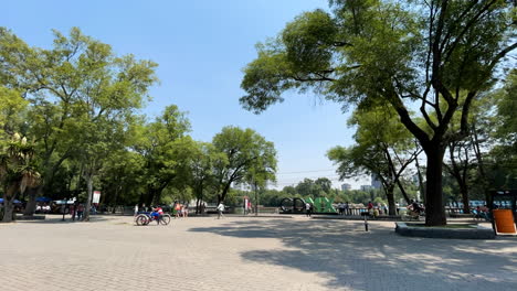 Zeitraffer-Eines-Ruhigen-Morgens-Vor-Dem-Großen-See-Von-Chapultepec-In-Mexiko-Stadt