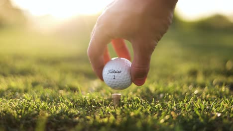 Titleist-Golfball-Aufgeschlagen-Auf-Der-Grasbewachsenen-Driving-Range-–-Nahaufnahme-Der-Hand