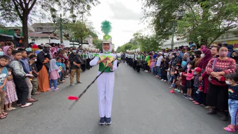 La-Dulce-Sonrisa-De-La-Banda-De-Música-Majoret-Girando-Bellamente-Los-Palos-Para-Mover-A-Sus-Miembros-Durante-El-Desfile