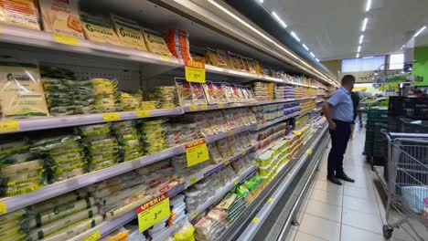 Rückwärtsaufnahmen-Der-Fast-Leeren-Gänge-Im-Supermarkt-Zeigen,-Wie-Schlimm-Die-Rezession-Nach-Der-Covid-Epidemie-Für-Diesen-Unternehmenszweig-War